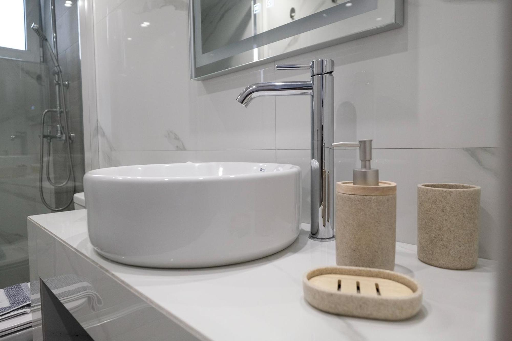 Apartament Rhodes Retreat: Modern Comfort In Serene Luxury *