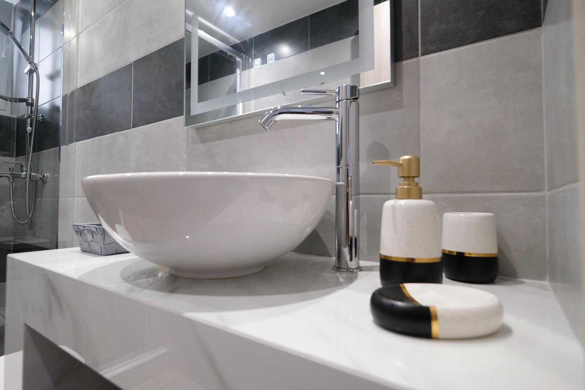 Rhodes Retreat: Modern Comfort In Serene Luxury *