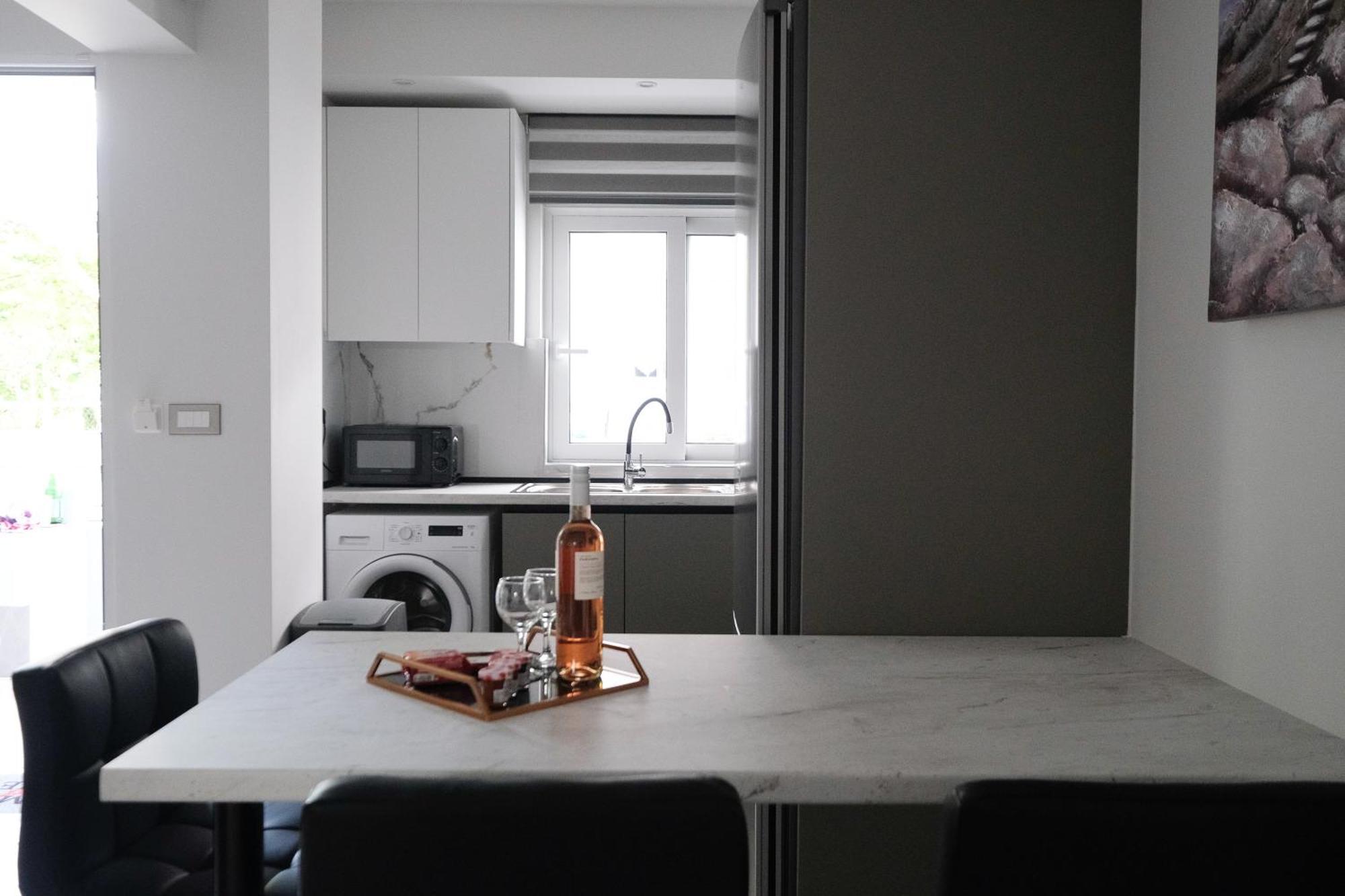Apartament Rhodes Retreat: Modern Comfort In Serene Luxury