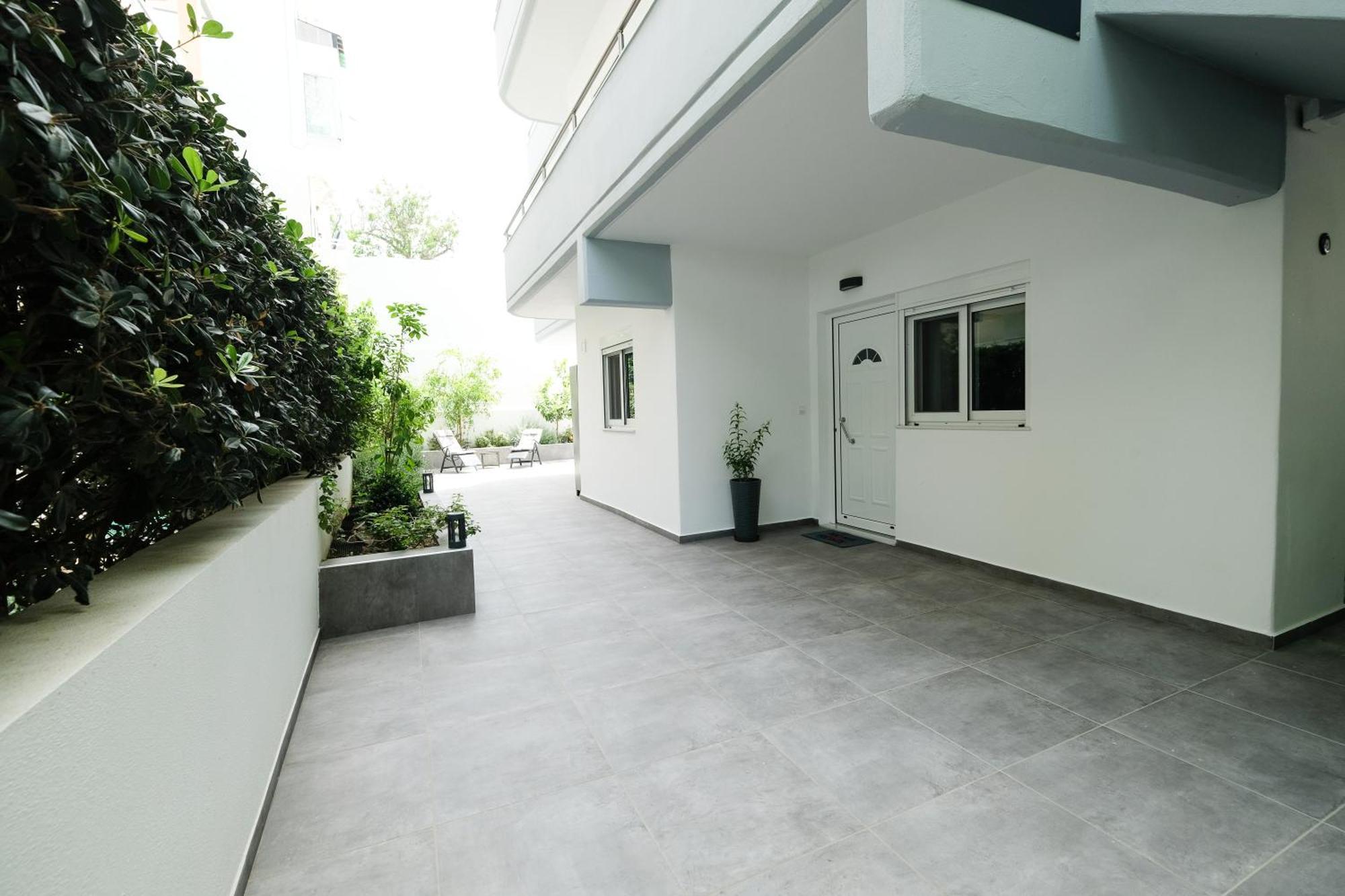 Rhodes Retreat: Modern Comfort In Serene Luxury Apartment *